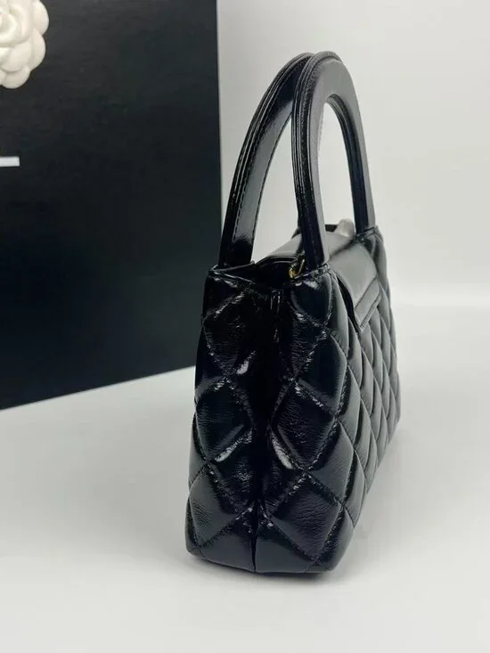 Classic CHANEL Bag: A Stylish and Versatile Choice for Elegance - Picture 3 of 6